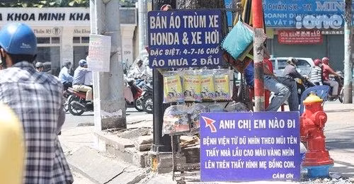 Một tấm biển chỉ đường đến bệnh viện Từ Dũ rất cẩn thận, chi tiết.