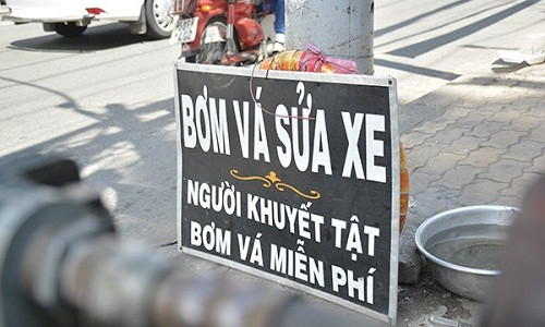 Trên đường phố, khi bắt gặp những tấm biển quảng cáo, biển thông báo miễn phí dành cho những người còn gặp khó khăn, khiến chúng ta thêm ấm lòng.