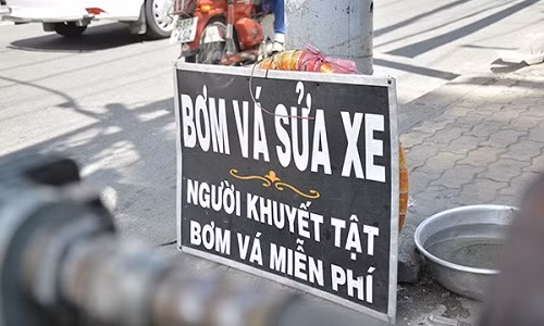 Trên đường phố, khi bắt gặp những tấm biển quảng cáo, biển thông báo miễn phí dành cho những người còn gặp khó khăn, khiến chúng ta thêm ấm lòng.