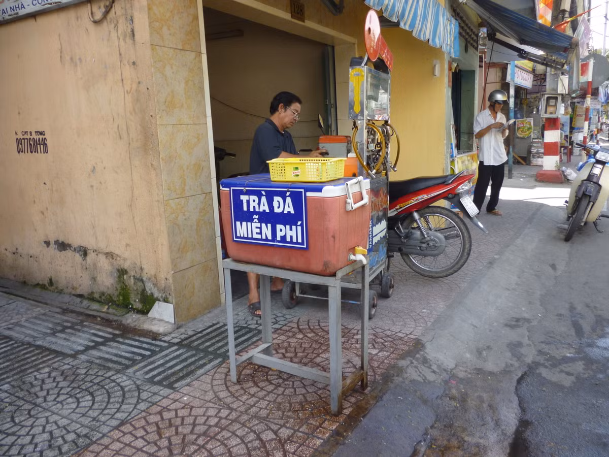 Giữa những ngày nắng nóng, những cốc trà đá miễn phí sẽ giúp đỡ được nhiều người.