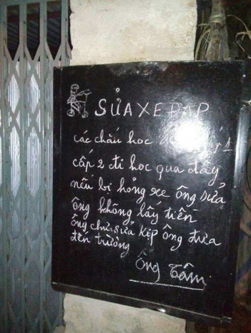 Ông Nguyễn Văn Tâm (Hà Nội) chủ nhân của tấm biển sửa xe miễn phí cho các em học sinh đi học.