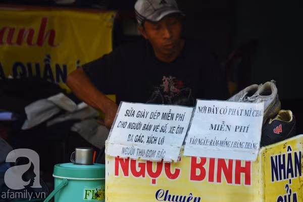 Sửa giày dép miễn phí cho người có hoàn cảnh khó khăn như xe ôm, ba gác, người thu gom rác và phát mì miễn phí và ngày rằm mùng 1 hàng tháng.