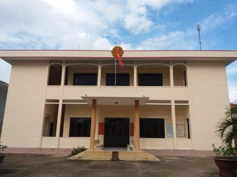 Ly hon vi thay con trai giong ong hang xom nhu lot