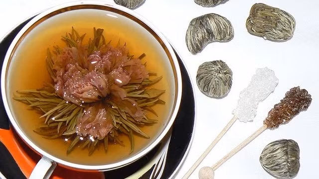 Ngoài mua trà thưởng thức, theo các chủ cửa hàng bán trà hoa viên, nhiều khách mua sản phẩm để làm quà tặng.