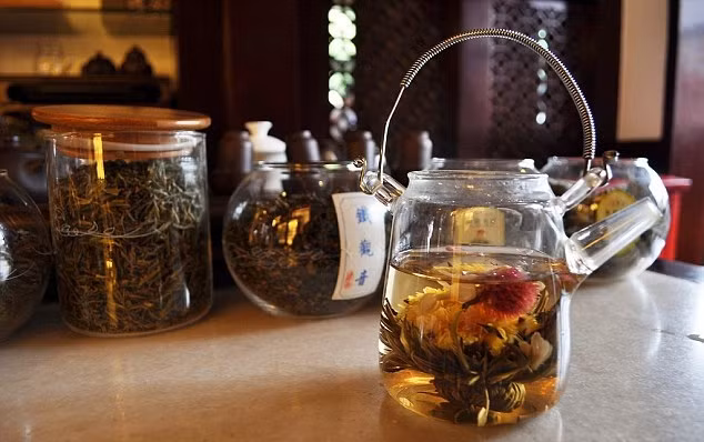 Càng gần thời điểm trời trở lạnh, sản phẩm này càng bán chạy hàng hơn. Chị Lan Anh (chủ shop trà Online tại Nguyễn Trãi, Hà Nội) cho biết: "Đầu tháng 11, cửa hàng có gần 100 đơn đặt hàng, trong đó, trà viên hoa cúc và ly bán tốt nhất".