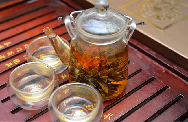 Hầu hết khách trẻ tuổi tìm đến mua loại sản phẩm này vì thích "sắc" hơn là thích "hương" của trà, chúng khá dịu nhẹ so với nhiều loại trà truyền thống thường uống.