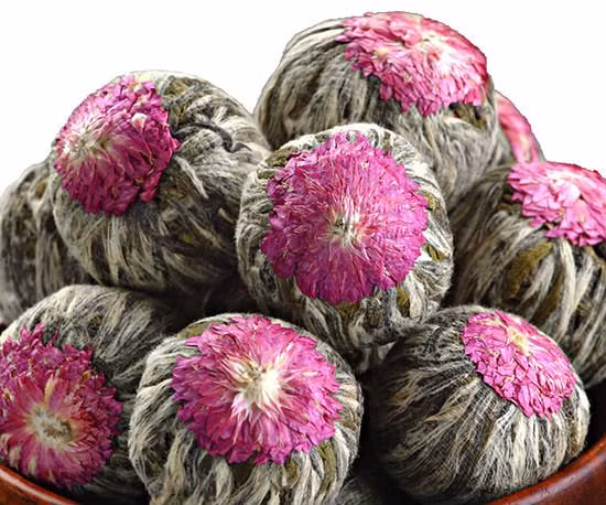 Theo lời những người bán hàng, thì trà hoa viên có nhiều tác dụng kích thích thị giác và khứu giác, thanh nhiệt, giảm cảm giác lo âu, căng thẳng. Đặc biệt, mùi thơm của các loại hoa trong trà như ly, cúc, đem lại sự nhẹ nhàng, thanh thoát khi thưởng thức.