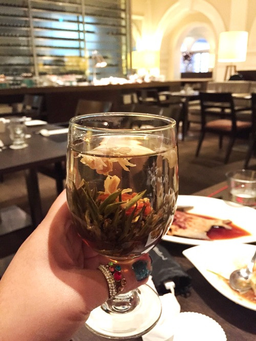 Để tăng thêm hương vị cho loại trà này, một số người dùng thêm đường phèn và mật ong để pha chế.