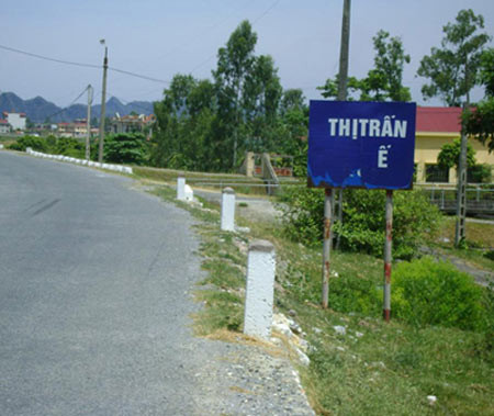 Tên thị trấn đã biến mất, chỉ còn từ "ế".