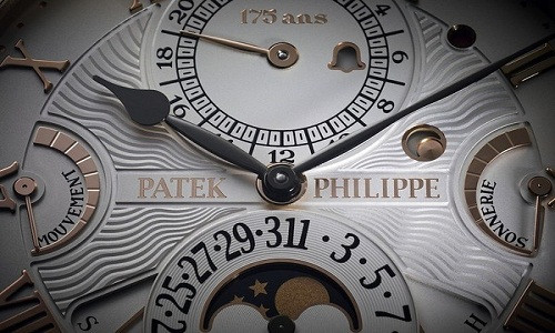 Sở hữu một chiếc đồng hồ Patek Philippe được xem là mơ ước của không ít người. Tuy nhiên, các mẫu đều giới hạn về số lượng, khoảng vài chiếc một năm. Chưa kể, giá của chúng vô cùng đắt đỏ. Vì thế, dòng đồng hồ này được mệnh danh là đồng hồ quý tộc, "vua" đồng hồ.