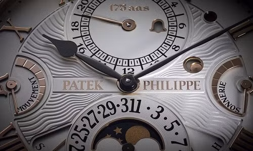 Sở hữu một chiếc đồng hồ Patek Philippe được xem là mơ ước của không ít người. Tuy nhiên, các mẫu đều giới hạn về số lượng, khoảng vài chiếc một năm. Chưa kể, giá của chúng vô cùng đắt đỏ. Vì thế, dòng đồng hồ này được mệnh danh là đồng hồ quý tộc, "vua" đồng hồ.
