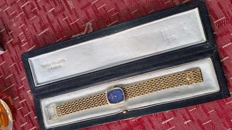 Báo An ninh thế giới có đưa tin, nữ đại gia Sài Thành - K.H. (năm 1978), là một trong những người sở hữu 11 chiếc đồng hồ Patek Philippe (PP) chính hãng. Trong đó có 3 chiếc đã từng là của gia đình cựu Thủ tướng Saddam Hussein. Thông tin này khiến dư luận xôn xao bởi đồng hồ PP được xem là dòng vô cùng đắt đỏ, không phải ai cũng có cơ hội sở hữu. Hình ảnh chiếc đồng hồ PP cũng được cho nguyên là của gia đình Saddam Hussein được chế tác bằng vàng.