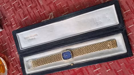 Báo An ninh thế giới có đưa tin, nữ đại gia Sài Thành - K.H. (năm 1978), là một trong những người sở hữu 11 chiếc đồng hồ Patek Philippe (PP) chính hãng. Trong đó có 3 chiếc đã từng là của gia đình cựu Thủ tướng Saddam Hussein. Thông tin này khiến dư luận xôn xao bởi đồng hồ PP được xem là dòng vô cùng đắt đỏ, không phải ai cũng có cơ hội sở hữu. Hình ảnh chiếc đồng hồ PP cũng được cho nguyên là của gia đình Saddam Hussein được chế tác bằng vàng.