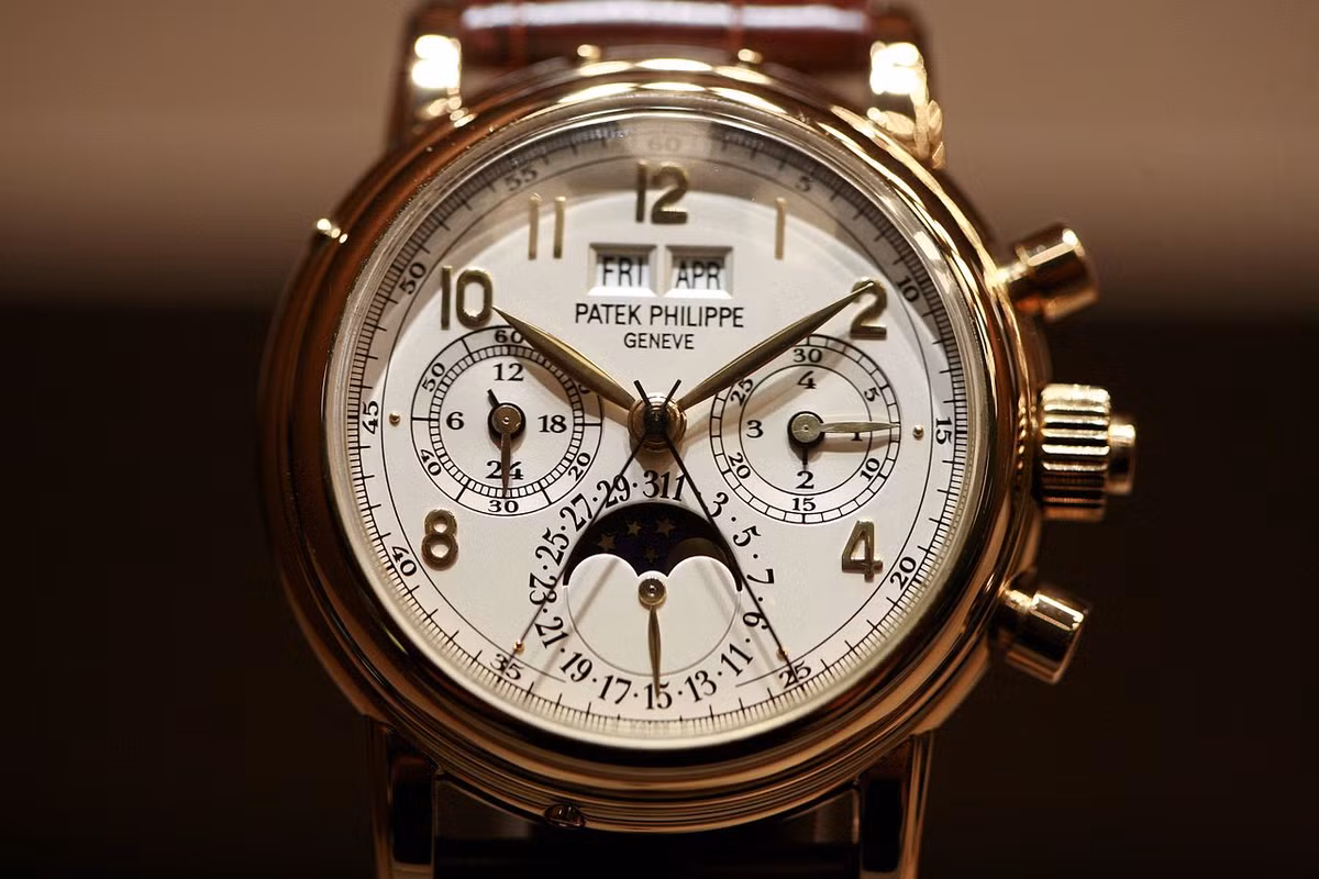 Mỗi chiếc đồng hồ đeo tay của Patek Philippe được sản xuất kể từ năm 1839 đều có những tên gọi đặc biệt riêng và tất cả hồ sơ đều được lưu trữ lại tại kho lưu trữ của Patek Philippe – Thụy Sĩ. Do đó, khách mua sẽ chỉ cần kiểm tra thông tin để biết đồng hồ mua có phải hàng PP chính hãng hay không.