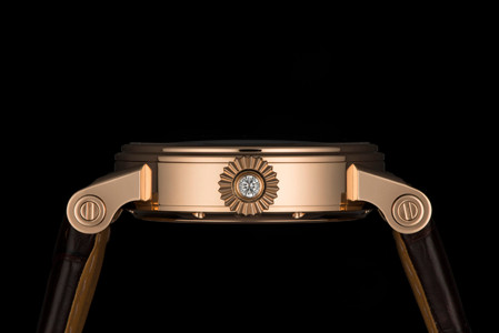 Bên cạnh đó, trên đồng hồ, núm điều chỉnh khắc rãnh, được nạm vào một viên kim cương.