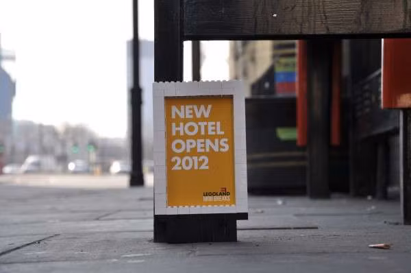 Một số hãng xuất phát từ việc lo ngại các tấm biển quảng cáo lớn sẽ làm mất mỹ quan hoặc gây ô nhiễm môi trường.