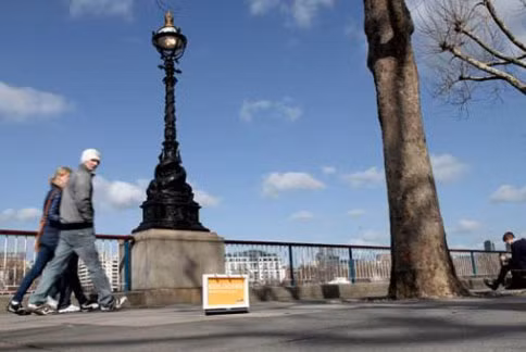 Tuy nhiên, chúng vẫn có hiệu ứng gây sự chú ý cho người đi đường bằng cách chọn một màu sắc nổi bật.