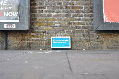 Vừa nhỏ bé, khó đọc, những tấm biển này còn được đặt ở những vị trí đôi khi rất khó "đập vào mắt" như các loại biển quảng cáo thường thấy.