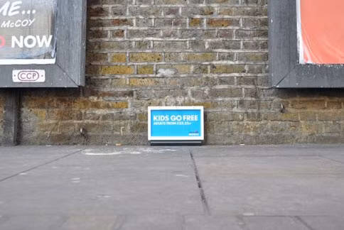 Vừa nhỏ bé, khó đọc, những tấm biển này còn được đặt ở những vị trí đôi khi rất khó "đập vào mắt" như các loại biển quảng cáo thường thấy.