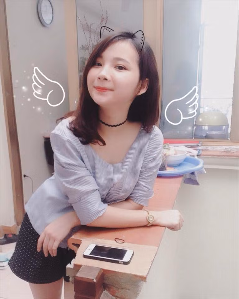 Sau khi đoạn video được đăng tải, Facebook của "cô gái dân tộc bán mũ" có khá nhiều người muốn vào làm quen, kết bạn.