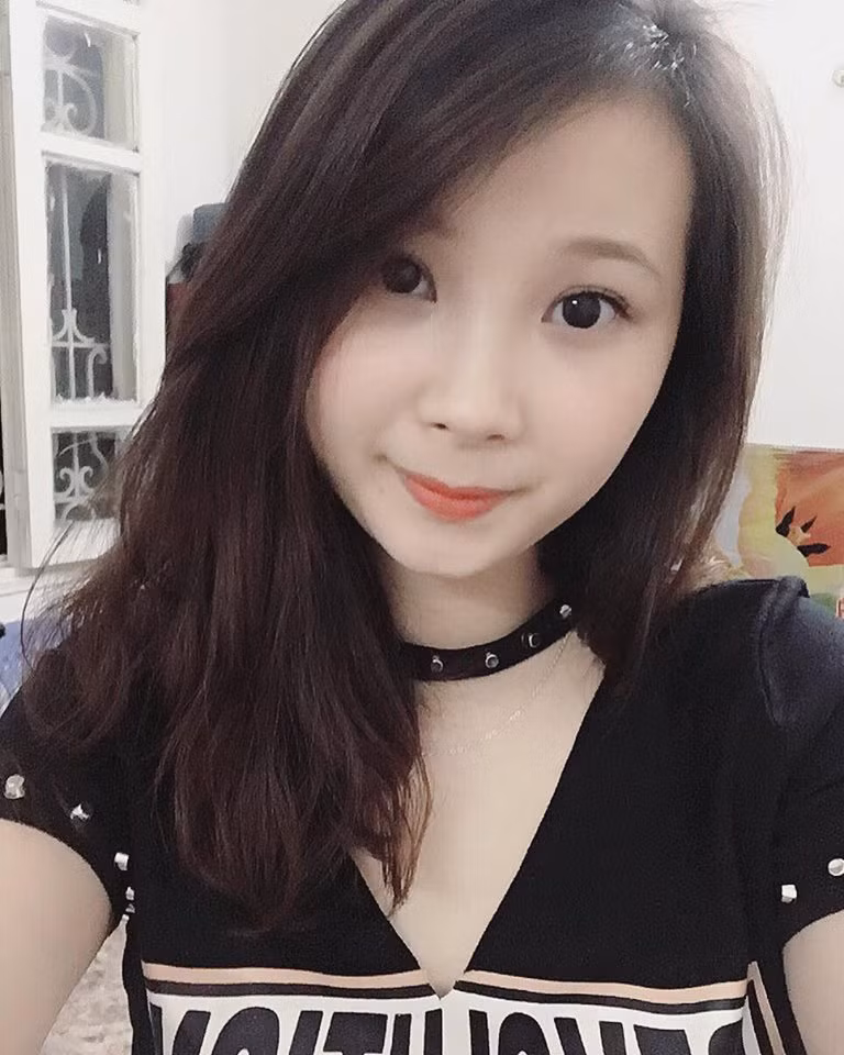 Gương mặt bầu bĩnh dễ thương cùng lối trang điểm nhẹ nhàng, phong cách ăn mặc trẻ trung, hợp với tuổi chính là điểm cộng cực lớn của cô bạn này.