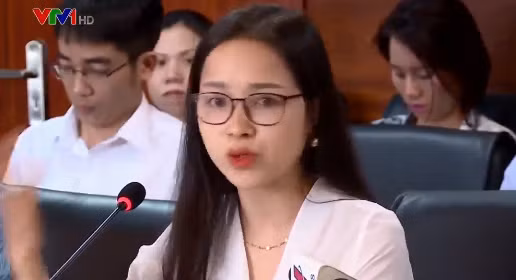 Những bình luận, sự quan tâm về đời sống của cô gái trẻ hiện vẫn chưa có dấu hiệu "hạ nhiệt" trên các diễn đàn, mạng xã hội.