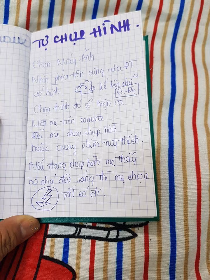 "Nhịn mẹ nhiều hơn, cũng như quan tâm mẹ nhiều hơn... để bù đắp lại những gì ba không còn làm được, cũng như báo hiếu lại những gì mẹ đã lo cho con từ lúc còn trong trứng nước... hết mức có thể" - đó là tất cả tình cảm mà Hang Thai dồn vào cuốn cẩm nang đặc biệt này.
