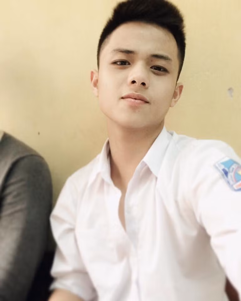 Thi thoảng anh chàng lại đăng tải hình ảnh với vẻ thư sinh trong trang phục đồng phục.