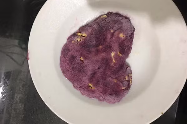 Thậm chí, sau khi những chiếc bánh dính chặt vào nồi hấp, mẹ H. đành "cứu nét" bằng cách cho bánh vào quay trong vi sóng quay rồi mang đi rán. Và dân mạng đã nhanh chóng phong đây là chiếc bánh trung thu hài hước nhất năm.