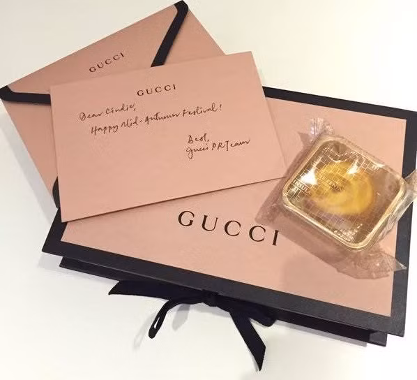 Những chiếc bánh trung thu sang chảnh này được dân mạng bàn tán và cho rằng chúng dành riêng cho các chị em - những tín đồ mua sắm hàng hiệu.