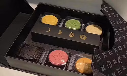 Cận kề ngày trung thu, trên mạng xã hội rộ trào lưu đăng tải hình ảnh bánh trung thu sang chảnh, bánh trung thu "thời trang" (moon cake fashion) thu hút sự chú ý của nhiều người.