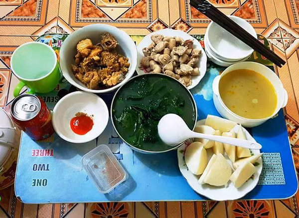 Cặp đôi cho hay, những món ăn đều được chế biến từ nguyên liệu do gia đình gửi nên rất đảm bảo.
