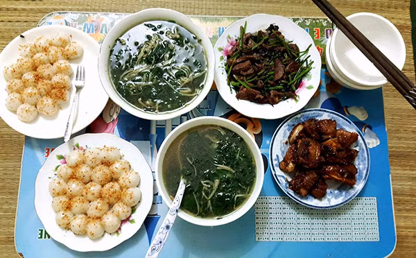 Những bữa ăn nhanh chóng giành "điểm 10" của dân mạng. Trên Facebook của Khánh Hòa, nhiều người chúc mừng cô nàng đã kiếm được "hàng quý hiếm".