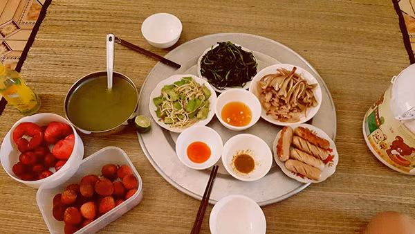 Thời gian gần đây, không ít chị em đăng tải hình ảnh về các ông chồng đảm đang khiến nhiều người phải ganh tỵ. Cô bạn Khánh Hòa (quê Hòa Bình) cũng vừa nhận được mưa like trên Facebook khi đăng tải hình ảnh những mâm cơm do chồng tương lai của cô - anh chàng Công Nghĩa (Hà Nội) trổ tài.