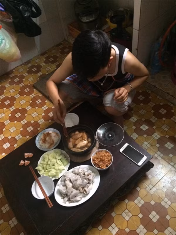 Đây không phải là cô nàng duy nhất may mắn có được người chồng soái ca, yêu chiều hết mực. Dân mạng từng lan truyền câu chuyện của cặp vợ chồng trẻ, khi mà cô vợ thèm ăn món gì đều được chồng tìm công thức nấu cho ăn. Thậm chí, cô nàng còn khen chồng nấu ngon hơn ngoài hàng.