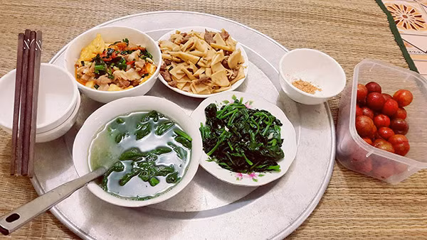 Khánh Hòa tâm sự nhiều khi thấy chồng tương lai mê nấu ăn hơn cả mê vợ.