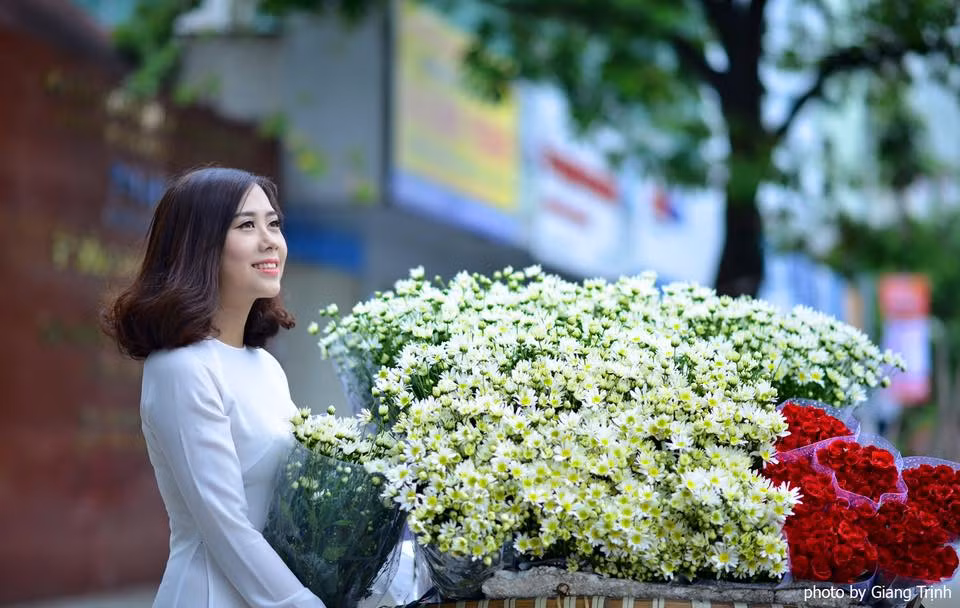 Trên trang Facebook cá nhân, cô giáo 9x thường xuyên đăng tải những ảnh chụp trong bộ áo dài duyên dáng, thướt tha.