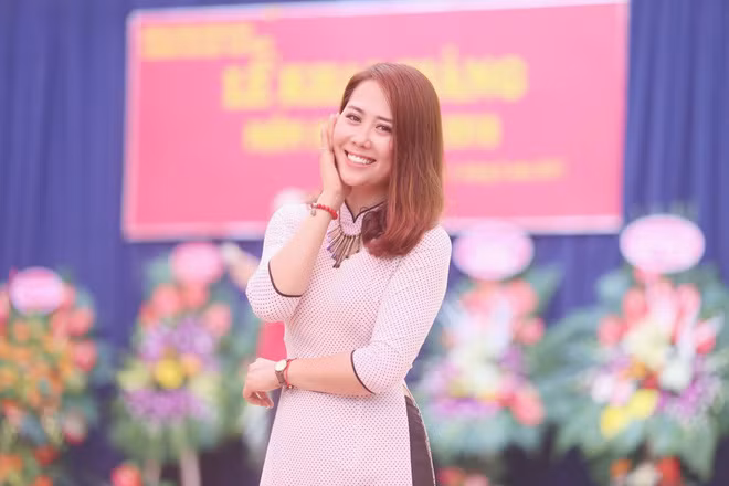 "Truy lung" co giao 9X xinh ngay ngat trong ngay khai giang