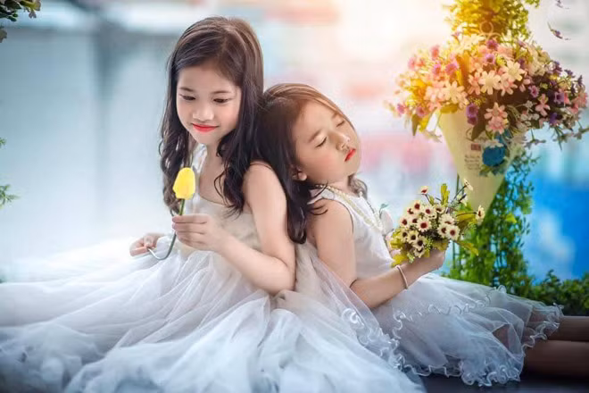 “19 tuổi mình sinh bé gái thứ hai và 21 tuổi hoàn thành nhiệm vụ sinh nở. Cũng may có bà nội trông con giúp nên hai vợ chồng bớt chật vật. Mọi thứ đến nay là viên mãn, chỉ có điều... bé cả nhà mình đoản mệnh, bỏ bố mẹ từ khi mới lên hai”, Hạnh chia sẻ.