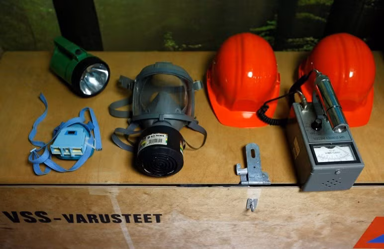 Những vật dụng tối cần thiết khi sống trong căn hầm trú ẩn này.