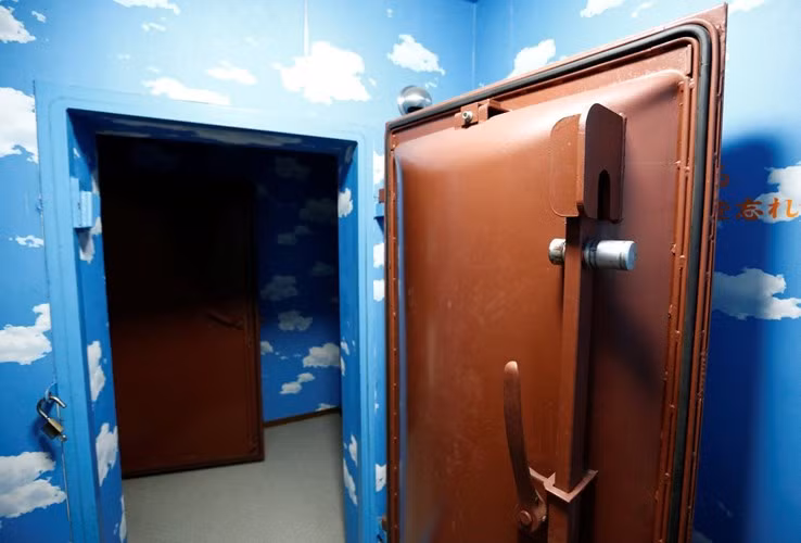 Cận cảnh cánh cửa thép, lối dẫn vào bên trong căn hầm trú ẩn.