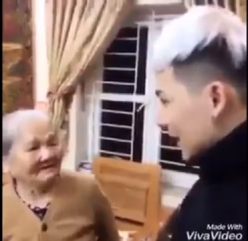 Đây không phải lần đầu, dân mạng tan chảy trước những hành động dễ thương của ông bà. Trong một đoạn video chia sẻ trên mạng hồi đầu tháng 1, bà nội 88 tuổi của anh chàng Minh Tuấn (Hà Nội) cũng từng khiến dân tình chao đảo trước những câu càm ràm, chê phong cách ăn mặc của cháu trai.