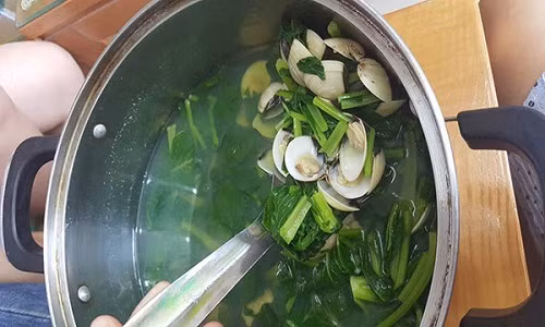 Các ý kiến đồng tình với việc phải bỏ vỏ ngao khi nấu canh cho rằng, việc nàng dâu đoảng nấu canh ngao rau cải như vậy, có bị "mẹ chồng nhìn từ đầu đến cuối" thì không có gì lạ.