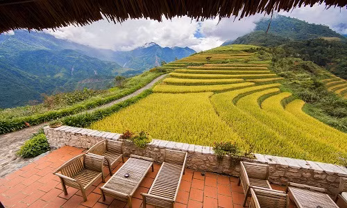 Từ khoảng sân của các phòng nghỉ có thể nhìn ngắm những thửa ruộng bậc thang đẹp mãn nhãn. Ảnh: Mytour.