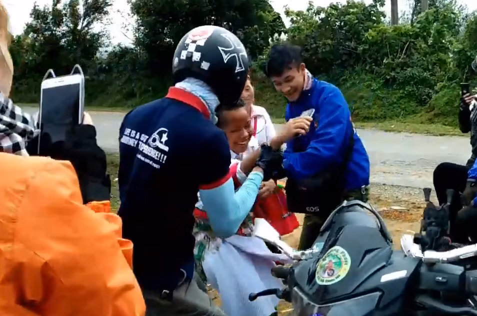 Cũng trong đợt nghỉ lễ 2/9, một đoạn video được chia sẻ trên mạng xã hội đã gây ra luồng tranh luận trái chiều khá mạnh mẽ. Đoạn video ghi lại những hình ảnh một nhóm phượt thủ đùa giỡn quá trớn khi bắt trước nghi thức cướp vợ của người dân tộc H’Mông ở Tây Bắc. Ảnh cắt từ video.