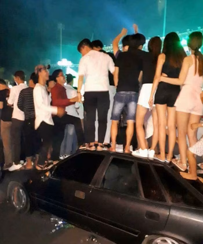 Ngay khi những hình ảnh này được đăng tải lên mạng xã hội đã khiến dư luận "nóng" tranh luận. Đa phần các ý kiến đều lên án hành động thiếu ý thức của nhóm bạn trẻ giẫm lên chiếc ô tô. Ảnh cắt từ video.