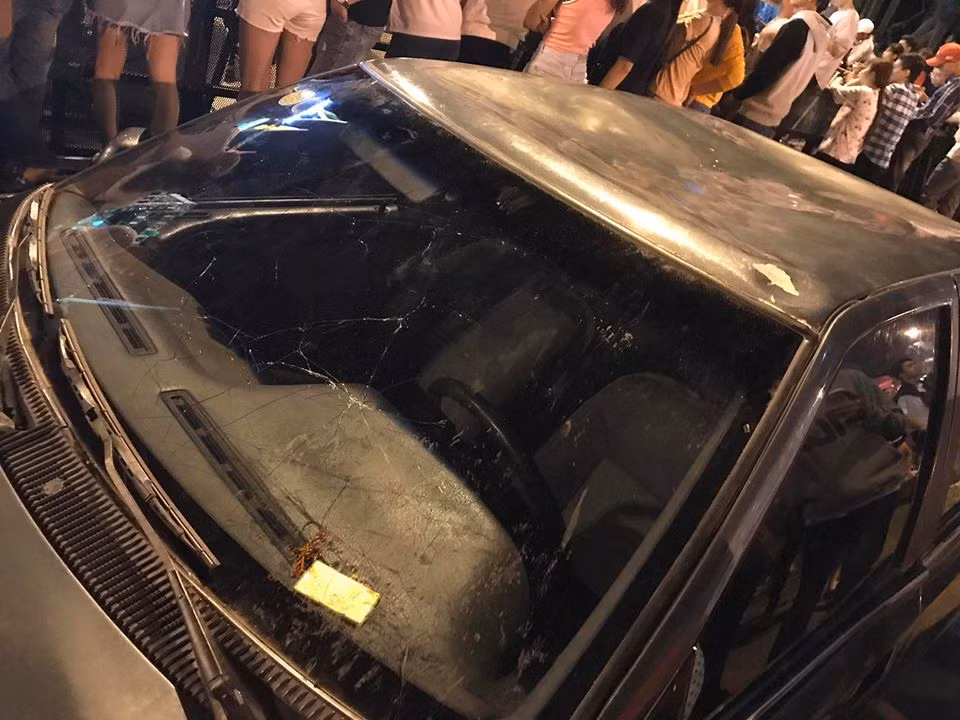 Trong khi đó, một luồng dư luận khác cho rằng, một phần lỗi là của chủ xe, đã không để xe vào gara hoặc nơi dừng đỗ xe mà lại đỗ tại khu vực khán giả đứng xem ca nhạc. Ảnh: Beat.