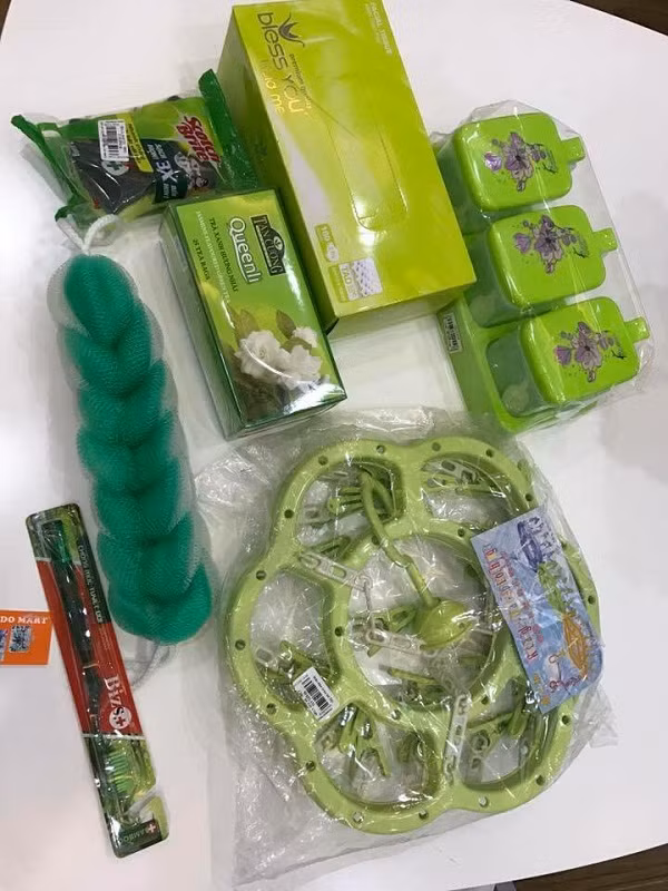 Đủ bộ đồ xanh mướt mắt khiến dân mạng thích thú.