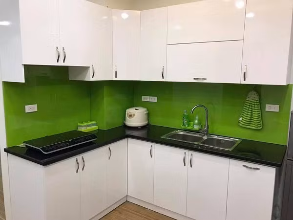 Căn bếp ốp màu xanh.