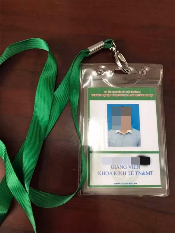Từ dây đeo thẻ giảng viên...